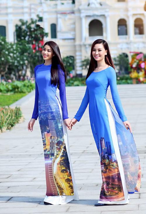 Ở VN gần đây, việc trang trí hình ảnh những di tích thắng cảnh… cho vạt áo dài ngày càng phổ biến. Trong ảnh: các mẫu áo dài in hình những công trình nổi tiếng tại TP.HCM trong bộ sưu tập Thành phố tôi yêu của nhà thiết kế Thuận Việt - Ảnh: Duy Nhất