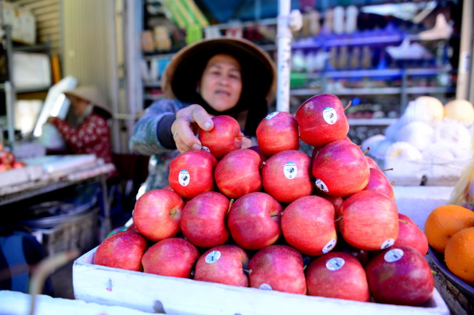 Thị trường trái cây nhập khẩu ngày càng đa dạng. Trong ảnh: táo Mỹ được bày bán trên đường Minh Phụng, Q.6, TP.HCM - Ảnh: Thanh Tùng
