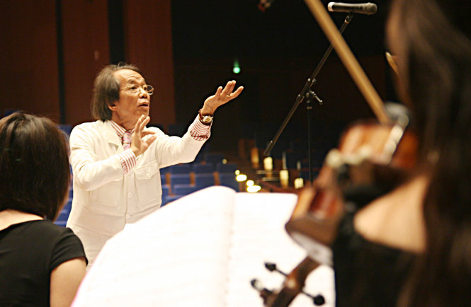 Nhạc sĩ Nguyễn Thiên Đạo chỉ huy dàn nhạc Ảnh: NGUYỄN ĐÌNH TOÁN