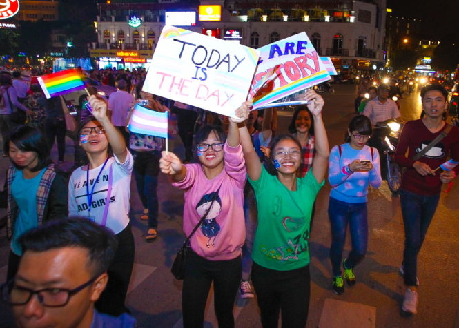 Ngay sau khi Luật dân sự (sửa đổi) được Quốc hội thông qua, trên nhiều tuyến phố tại Hà Nội các bạn trẻ đi bộ để chào mừng quyền chuyển giới mới được thông qua - Ảnh: Nguyễn Khánh