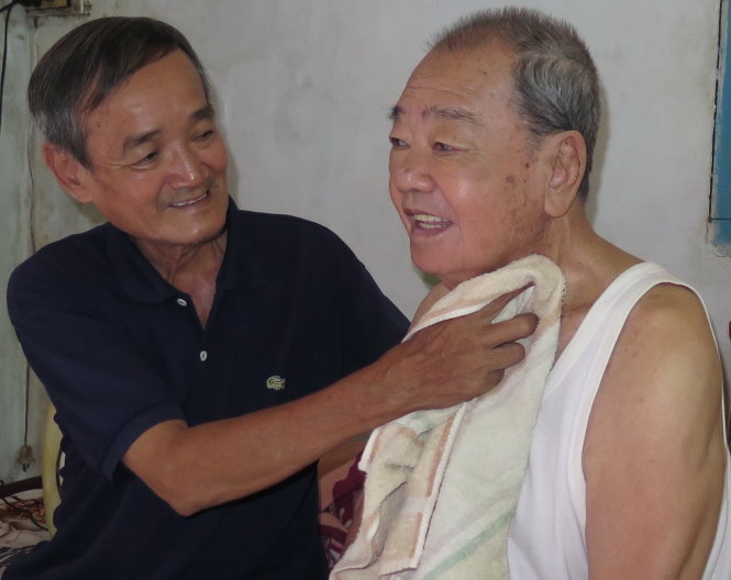 Ông Nhung (trái) chăm sóc cho cha - Ảnh: S.Huyên