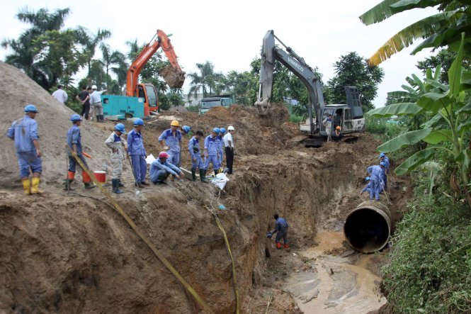 Khắc phục sự cố vỡ đường ống nước Sông Đà lần thứ 13 - Ảnh: Tuấn Anh