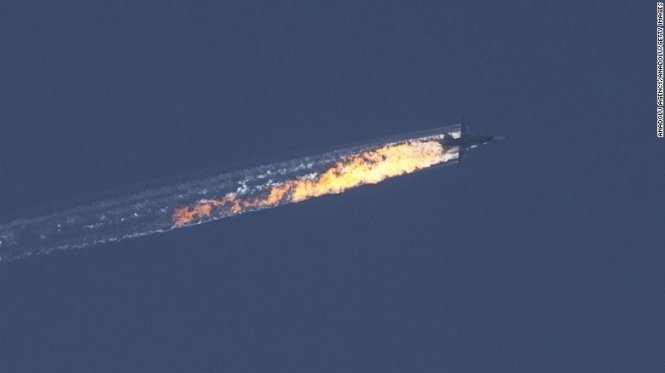 Máy bay Su-24 của Nga nổ trên không - Ảnh: GI