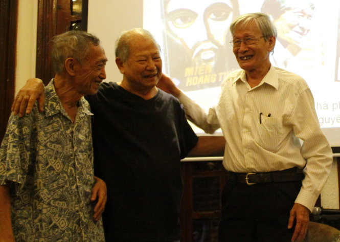 Từ trái qua: dịch giả Dương Tường, nhà giáo Phạm Toàn chia vui cùng nhà văn Nguyễn Xuân Khánh nhân dịp tiểu thuyết Hoang tưởng trắng được ấn hành  - Ảnh: Đức Triết