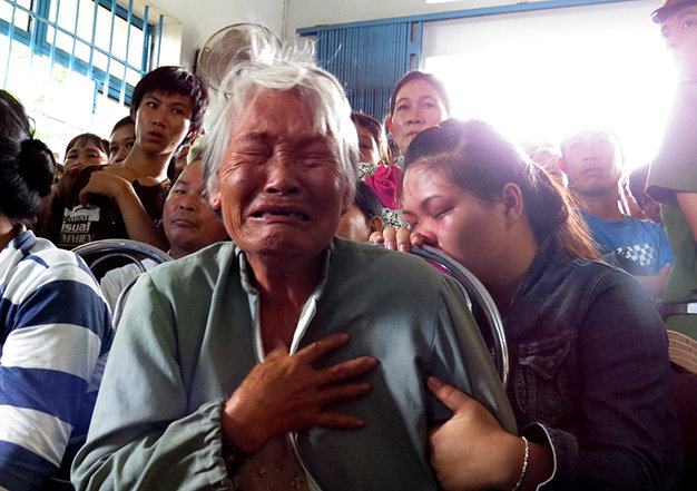 Cụ Nguyễn Thị Nhánh, bà ngoại và chị Nguyễn Thị Oanh Kiều, chị Thái, ôm nhau khóc suốt phiên xét xử - Ảnh: DUY THANH