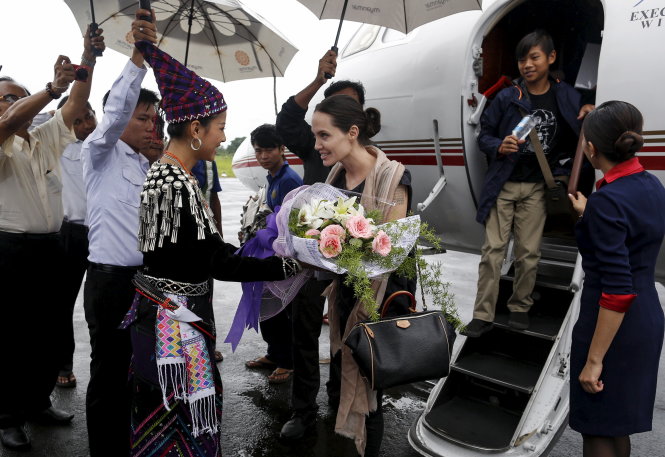 Nữ diễn viên Angelina Jolie Pitt cùng con trai Maddox tới thăm Myanmar vào tháng 7-2015  Ảnh: Reuters