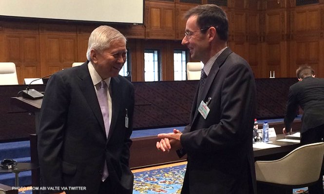 Ngoại trưởng Philippines Albert del Rosario (trái) trò chuyện với chuyên gia  Clive Schofield tại tòa - Ảnh: Văn phòng người phát ngôn tổng thống Philippines