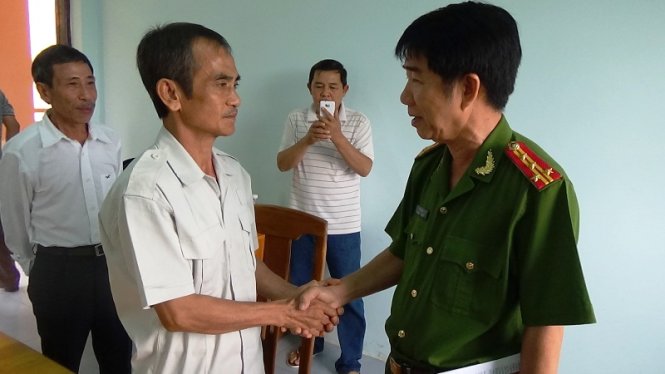 Đại tá Phạm Thật chúc mừng ông Huỳnh Văn Nén ẢNH: NG.NAM