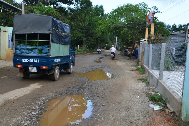 Đường ĐH3 qua xã Tam Anh Nam, huyện Núi Thành (Quảng Nam) hư hỏng nặng do xe tải chở đất làm đường cao tốc gây ra - Ảnh: Lê Trung