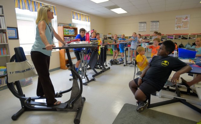 Lớp học đặc biệt khi trẻ em vừa nghe giảng bài vừa tập thể dục - Ảnh: Washington Post