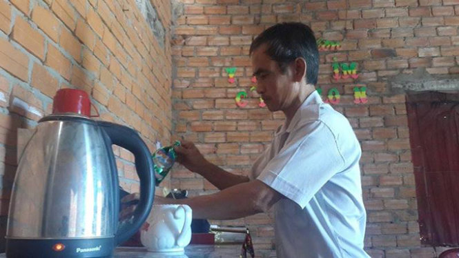 Ông Huỳnh Văn Nén pha trà mời khách vào sáng 29-11. Từ khi được thả ra, ông Nén hằng ngày phụ vợ chuẩn bị đồ để vợ bán đồ ăn sáng ở chợ  - Ảnh: Ng. Nam