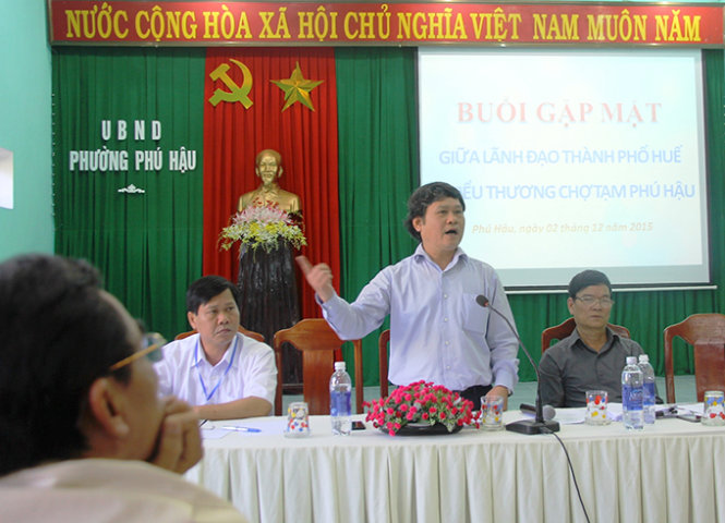 Chủ tịch UBND TP Huế hứa sẽ thực hiện đúng các cam kết với tiểu thương chợ Phú Hậu - Ảnh: Nguyên Linh