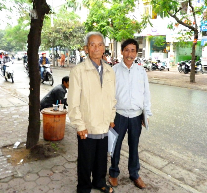 Ông Nguyễn Thận (phải) cùng ông Huỳnh Văn Truyện  (cha ông Huỳnh Văn Nén) trong lần ra Hà Nội kêu oan cho ông Nén vào năm 2013. Lúc này ông Thận đang bị bệnh tim - Ảnh tư liệu