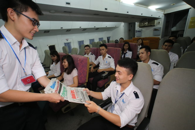 Giờ thực tập mô phỏng chuyến bay của học sinh lớp tiếp viên hàng không K46 Học viện Hàng không VN - Ảnh: Như Hùng