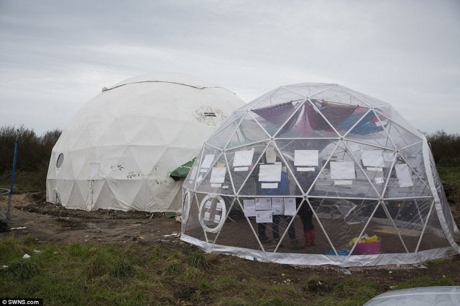 Một số căn lều mái vòm tại khu vực trung tâm, nơi mọi người tập trung để giải trí - Ảnh: Daily Mail