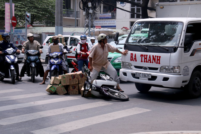 Một vụ va quẹt xe tại ngã tư Pasteur và Điện Biên Phủ (Q.3, TP.HCM) đã được giải quyết nhanh chóng khi người trong cuộc xin lỗi nhau và người dân cùng giúp người bị nạn - Ảnh: Ngọc Hiển