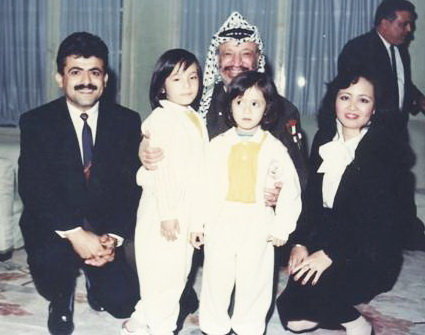 Gia đình Saadi Salama chụp ảnh cùng chủ tịch Palestine Yasser Arafat - Ảnh tư liệu