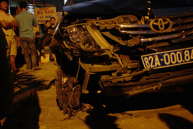 Chiếc xe công vụ do ông Hùng cầm lái bị hư hại phần đầu sau nhiều cú tông vào người đi đường - Ảnh: B.D.