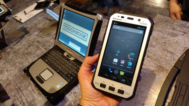 Máy tính xách tay và điện thoại thông minh chuyên dụng cho môi trường khắc nghiệt của Panasonic - Ảnh: T.Trực
