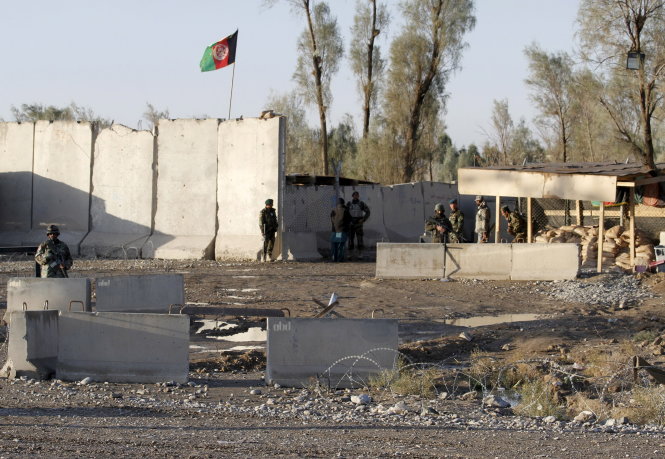 Cổng sân bay Kandahar, nơi bị Taliban tấn công - Ảnh: Reuters