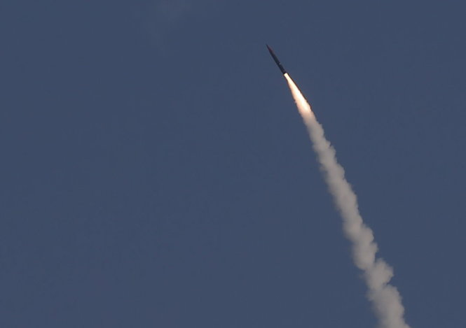 Tên lửa Arrow 3 bay trên bầu trời Địa Trung Hải - Ảnh: Reuters