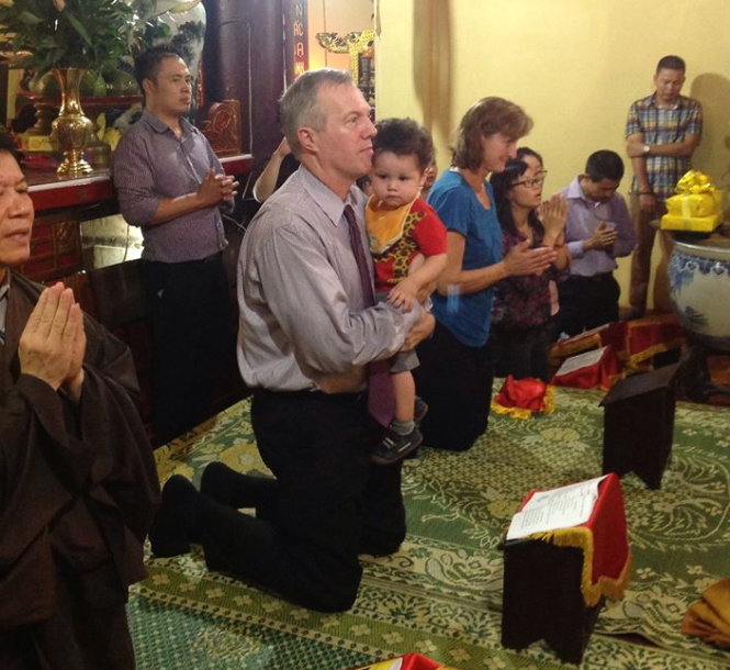 Đại sứ Ted Osius cùng chị gái và con trai Tabo tại chùa Quán Sứ trong ngày lễ Vu lan - Ảnh: tư liệu ĐSQ Hoa Kỳ