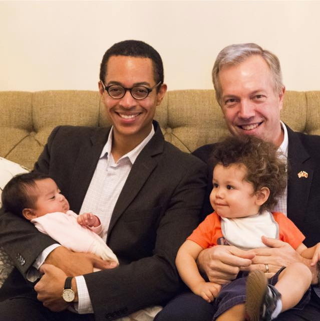 Đại sứ Ted Osius cùng người bạn đời Clayton Bond và hai con nuôi: Tabo và Lucy - Ảnh: tư liệu ĐSQ Hoa Kỳ