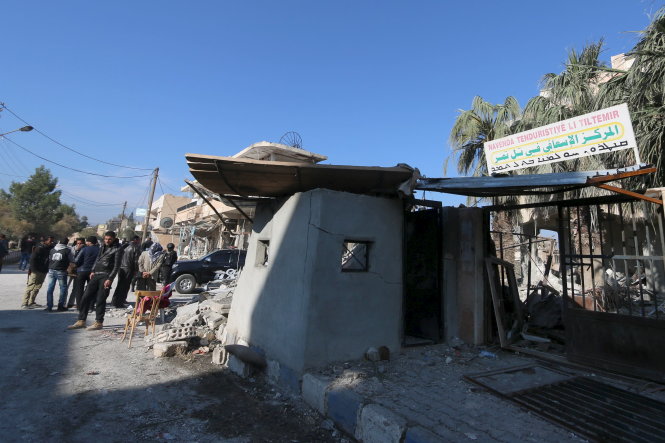 Bệnh viện ở Tel Tamer, Syria trúng bom ngày 11-12 khiến nhiều người chết và bị thương - Ảnh: Reuters