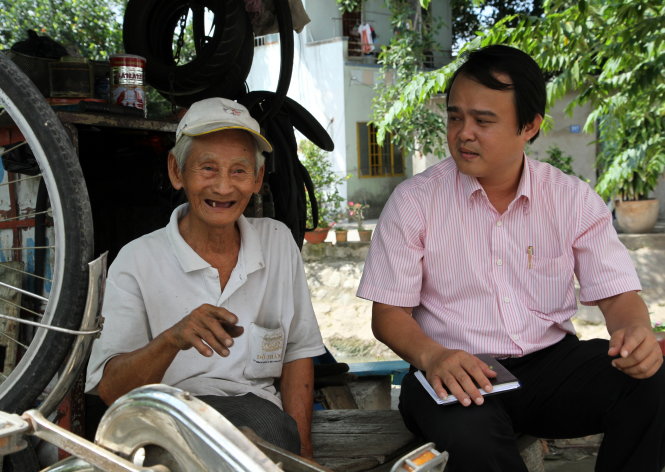 Ông chủ tịch phường 1 nghe thợ sửa xe Nguyễn Văn Long góp ý kiến - Ảnh: V.TR.
