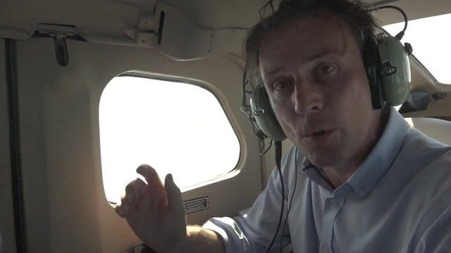 Phóng viên Rupert Wingfield-Hayes của BBC trên máy bay - Ảnh: BBC