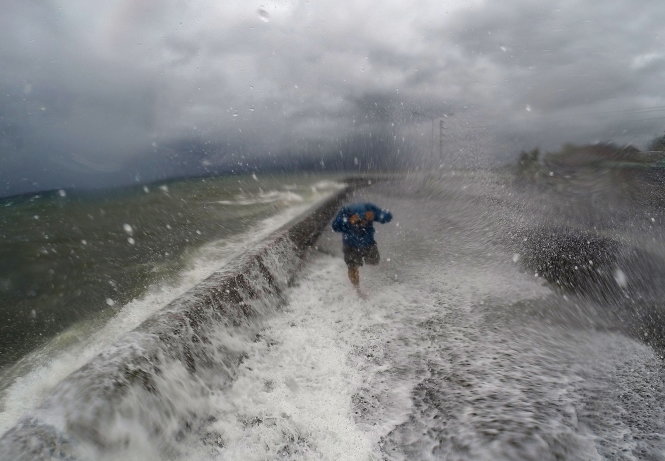 Cảnh mưa bão ở bờ biển tỉnh Albay - Ảnh: AFP