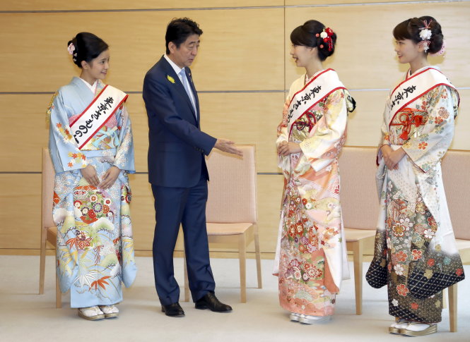 Thủ tướng Nhật Shinzo Abe tiếp ba phụ nữ thắng giải cuộc thi Nữ hoàng kimono Tokyo. Ông là lãnh đạo cổ súy sự tham gia của phụ nữ Nhật vào đời sống kinh tế và chính trị  - Ảnh: Reuters