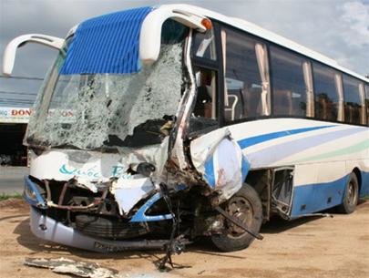 Chiếc xe khách 75H-8283 sau vụ tai nạn - Ảnh: P.S.N.