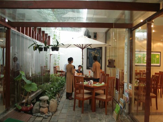 Nhà hàng chay ở sân chùa