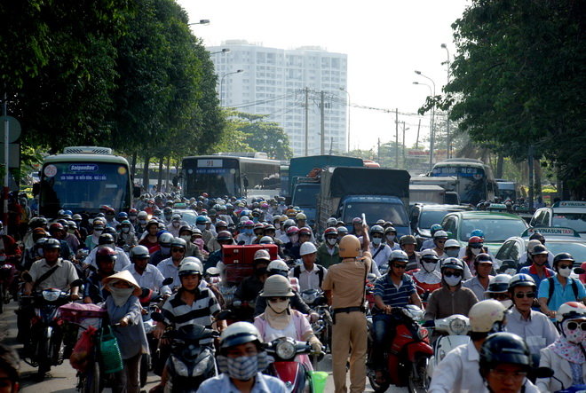 Nhiều xe máy, xe buýt bị chôn chân một chỗ trên đường Đinh Bộ Lĩnh