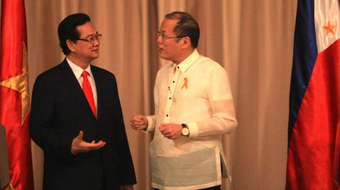 Thủ tướng Việt Nam Nguyễn Tấn Dũng và Tổng thống Philippines Benigno Aquino trao đổi tại Manila - Ảnh: Võ Văn Thành