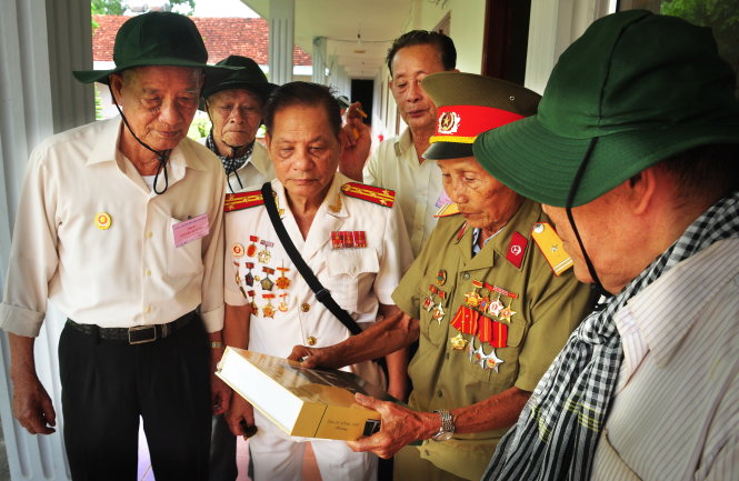 Các lãnh đạo, lão thành cách mạng với quyển hồi ký 100 ngày chuyển quân ra Bắc tại Cao Lãnh - Ảnh: Thanh Tuyển