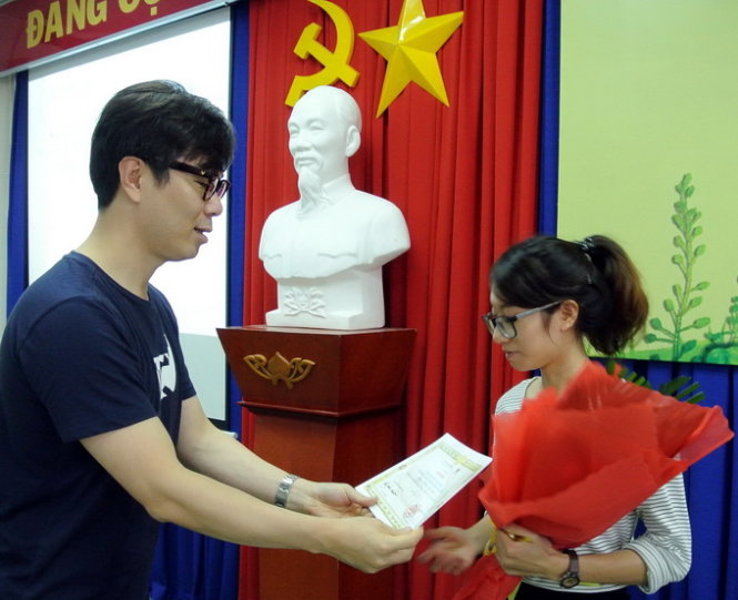 Nhà văn Kim Young-ha trao giải nhất cho thí sinh Hồng Ngọc. Ảnh: L.Điền