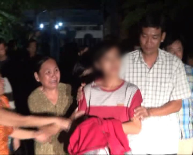 Người nhà nghi can gào khóc khi Quang bị di lí về PC45