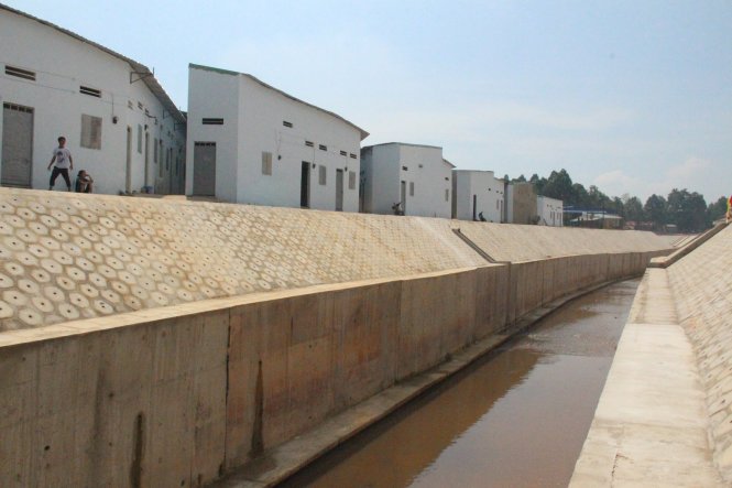 Kênh Ba Bò ô nhiễm qua địa bàn Bình Dương đã được nạo vét, cải tạo hai bờ để thoát nước và hạn chế ô nhiễm - Ảnh: Bá Sơn