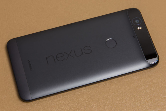Mặt lưng có cảm biến nhận dạng dấu vân tay của Nexus 6P - Ảnh: ArsTechnica