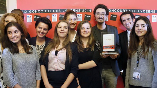 David Foenkinos (người bê sách) tại lễ trao giải Goncourt des lycéens năm 2014 - Ảnh: AFP