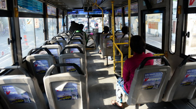 Các của kính xe buýt không còn tấm chắn nên nắng chiếu vào khiến xe nóng hừng hực - Ảnh: Hữu Khoa
