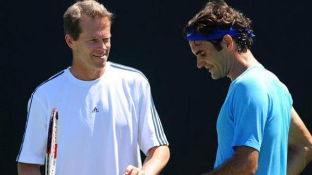 Edberg (trái) và Federer trên sân tập - Ảnh: AP