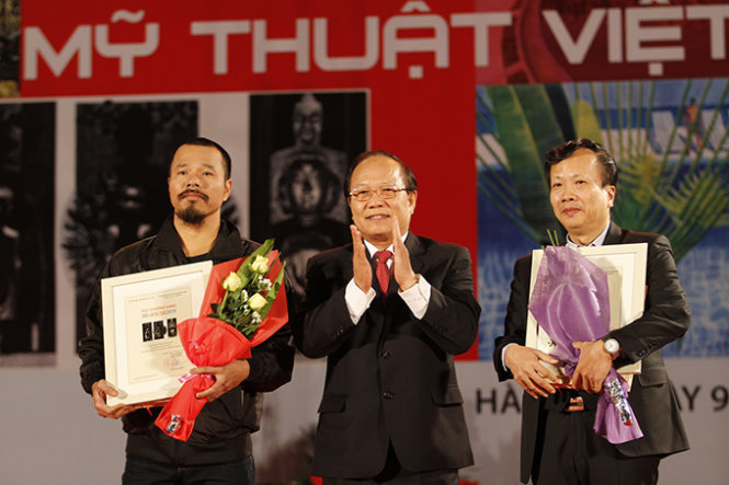Hai huy chương vàng được trao cho hai tác giả Nguyễn Khắc Hân với tác phẩm A di đà phật và Đinh Gia Thắng với tác phẩm Tượng đài bà Mẹ Việt Nam anh hùng