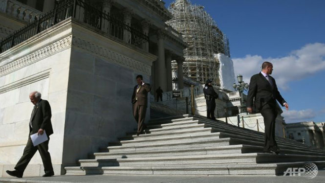 Các hạ nghị sĩ Mỹ rời đi sau khi bỏ phiếu - Ảnh: AFP