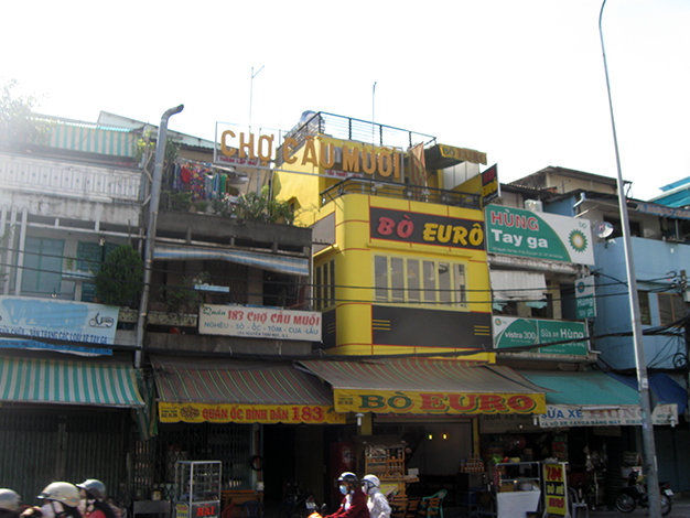 Chợ Cầu Muối nay không còn, nhưng bản tên vẫn còn treo ở phía đường Nguyễn Thái Học