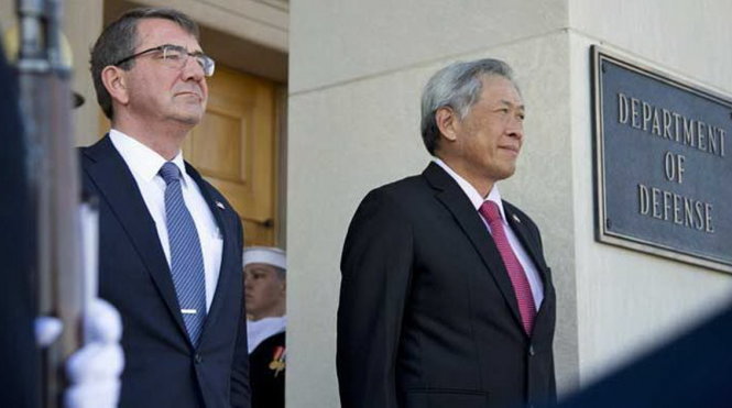 Bộ trưởng quốc phòng Mỹ Ashton Carter tiếp người đồng cấp Singapore Ng Eng Hen tại Washington - Ảnh: CNA