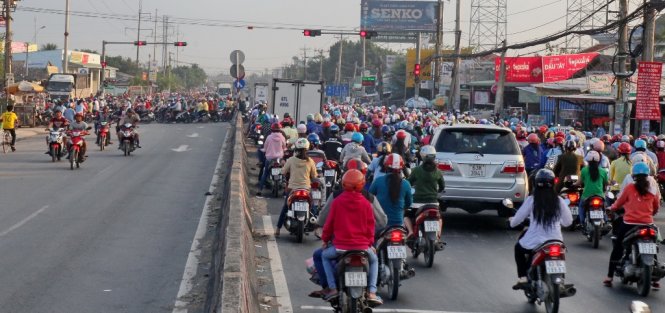 Việc cấm xe theo giờ trên quốc lộ 1 nhằm giải quyết ùn tắc trước cổng khu công nghiệp Tân Hương, nhưng trong ngày đầu cấm xe tải, ùn ứ vẫn xảy ra - Ảnh MẬU TRƯỜNG