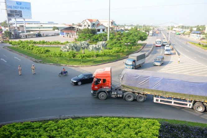 Cảnh sát giao thông chốt chặn không cho xe có tải trọng trên 5 tấn vào quốc lộ 1A vào giờ cao điểm đoạn từ nút giao Bình Thuận, H.Bình Chánh, TP.HCM - Ảnh: Hữu Khoa